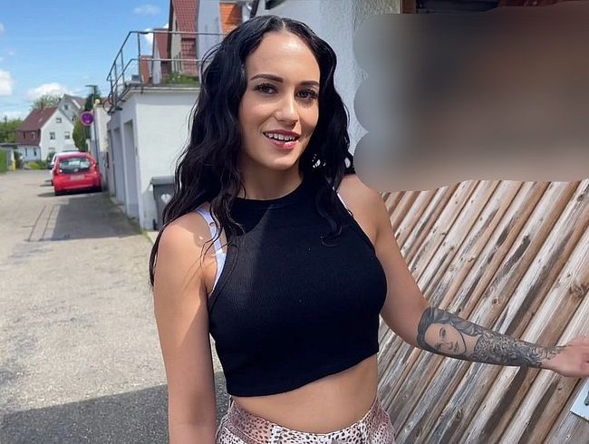 Lola_Candy Porno Video: Schüchternen Nachbarssohn ENTju**ferT!